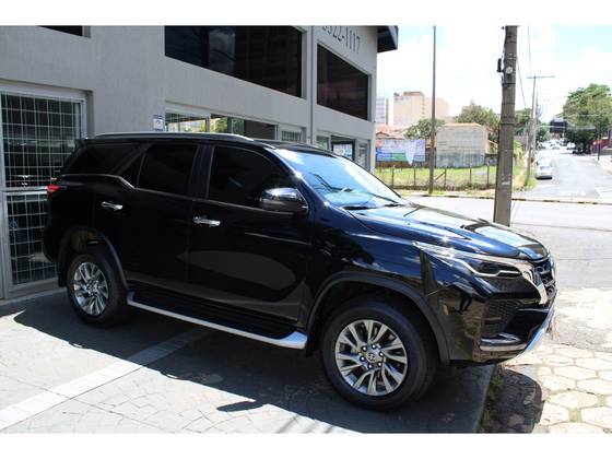 TOYOTA HILUX SW4 2.8 D-4D TURBO DIESEL SRX 7L 4X4 AUTOMÁTICO TOYOTA HILUX SW4 2.8 D-4D TURBO DIESEL SRX 7L 4X4 AUTOMÁTICO